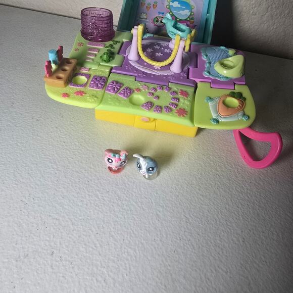 Littlest Pet Shop Teeniest Tiniiest Bunnies Playset + 2 Bunny Figures - Picture 2 of 6
